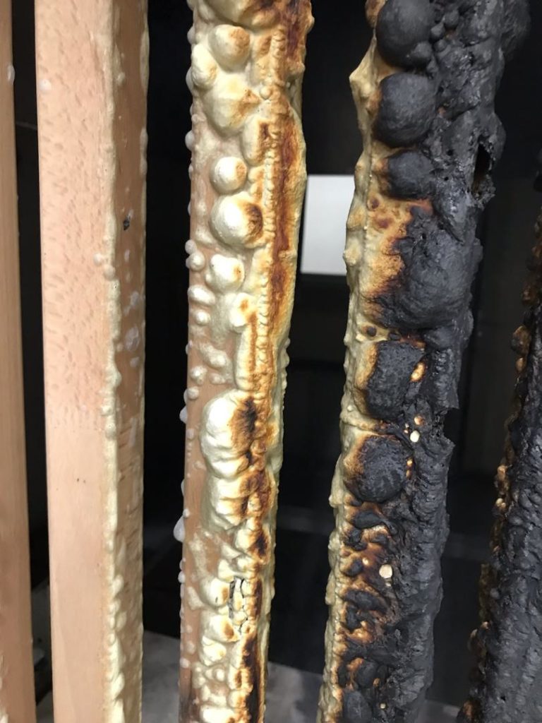 Résultat de la combustion avec une protection ignifuge